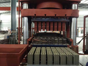 1000吨双向静压砖机生产多孔砖
